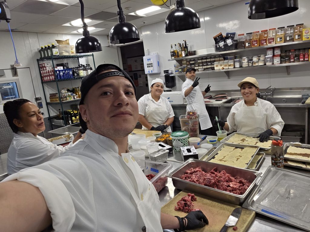 El nicaragüense Freddy Calix junto a sus compañeros de cocina en Nueva York. Foto: LA PRENSA, Cortesía