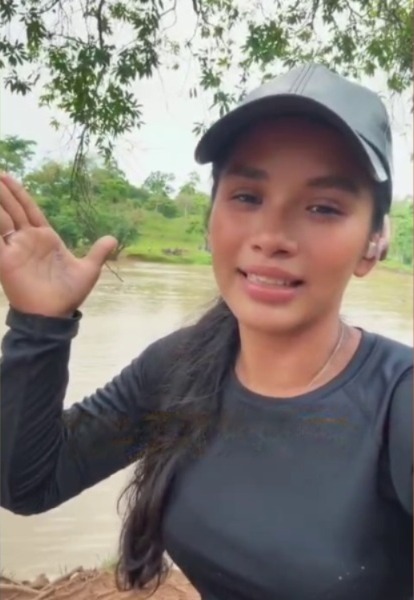 Yadira Fernández, habitante de El Tortuguero, evidencia la urgencia de un puente para su comunidad. Foto: Captura de video.