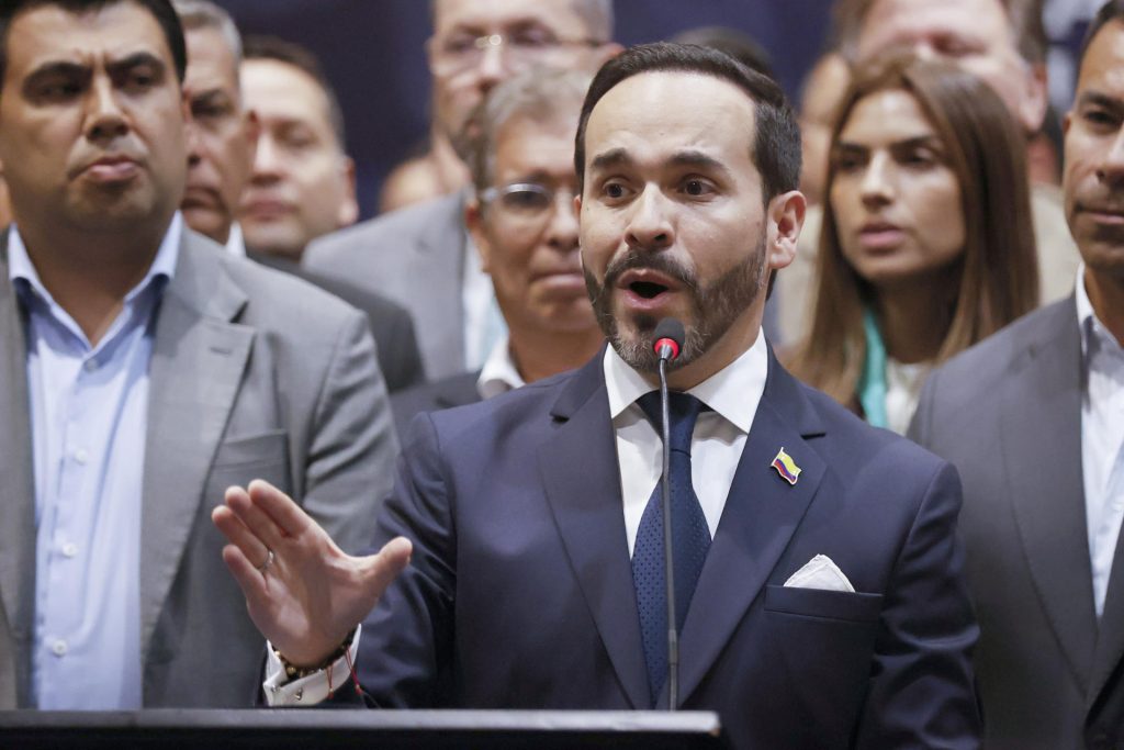Fotografía del 30 de julio de 2026 que muestra al presidente electo de Colombia, Abelardo de la Espriella, hablando durante un acto en Bogotá (Colombia). EFE/ Mauricio Dueñas Castañeda