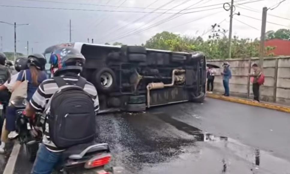 Accidente de microbús en Carretera a Masaya. Foto: La Voz del Norte/facebook.