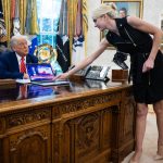Trump regaló 45,000 dólares a su asesora Natalie Harp y a otras dos asistentes