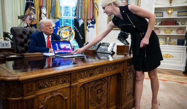 La asesora «más cercana» a Trump trabajó con él un año sin permiso de seguridad, dice MS Now