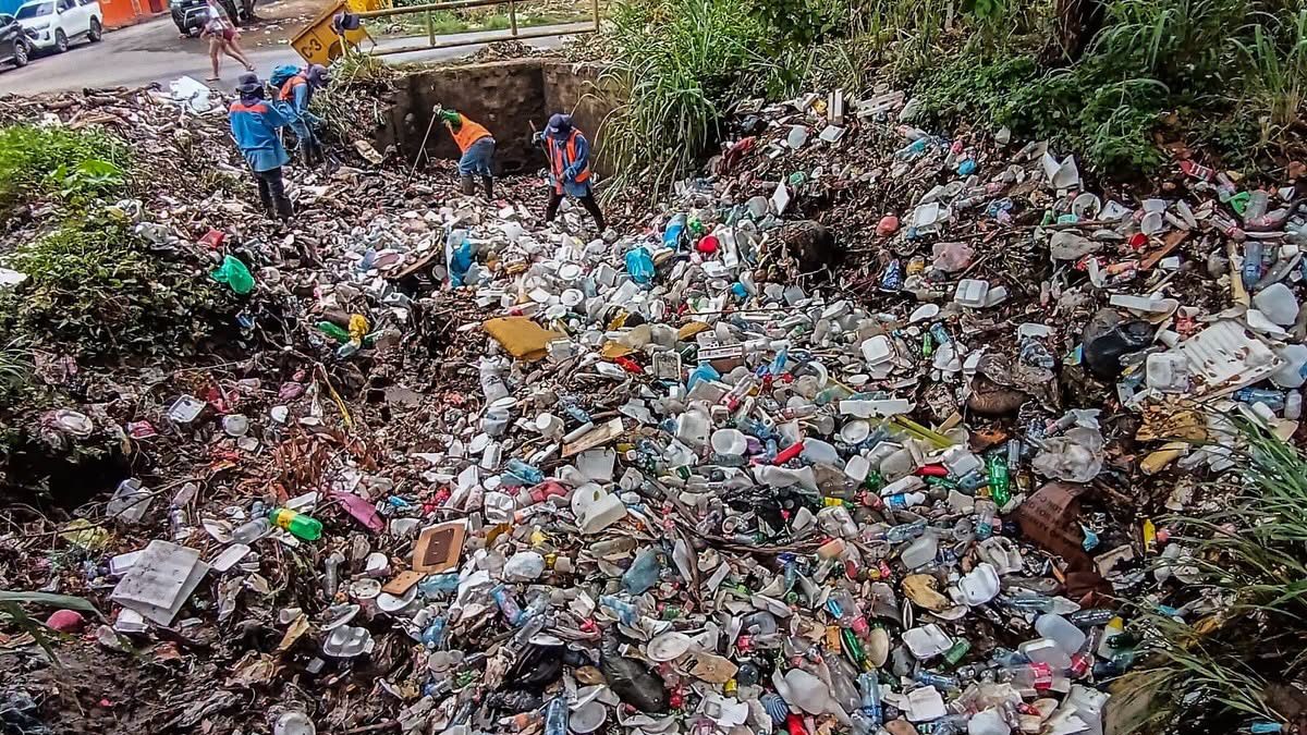 Alcaldía de Managua muestra enorme cúmulo de basura que es vertido por la población en los cauces, ocasionando inundaciones. Foto: Tomada de la Alcaldía de Managua.