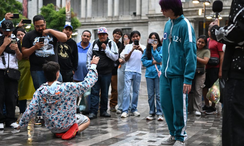 Dos jóvenes mexicanos hacen gestos hacia su oponente durante un enfrentamiento en la llamada "Batalla de Auras" en la Ciudad de México. AFP/Yuri Cortez