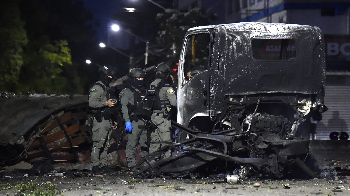 Agentes de policía inspeccionan los restos deL camión tras la explosión de un coche bomba cerca de una comisaría en Cúcuta, Colombia. AFP/Schneyder Mendoza