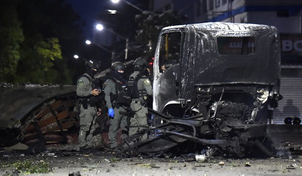 Agentes de policía inspeccionan los restos deL camión tras la explosión de un coche bomba cerca de una comisaría en Cúcuta, Colombia. AFP/Schneyder Mendoza
