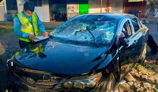 Brutal agresión a jóvenes que causaron accidente en Managua y luego huyeron