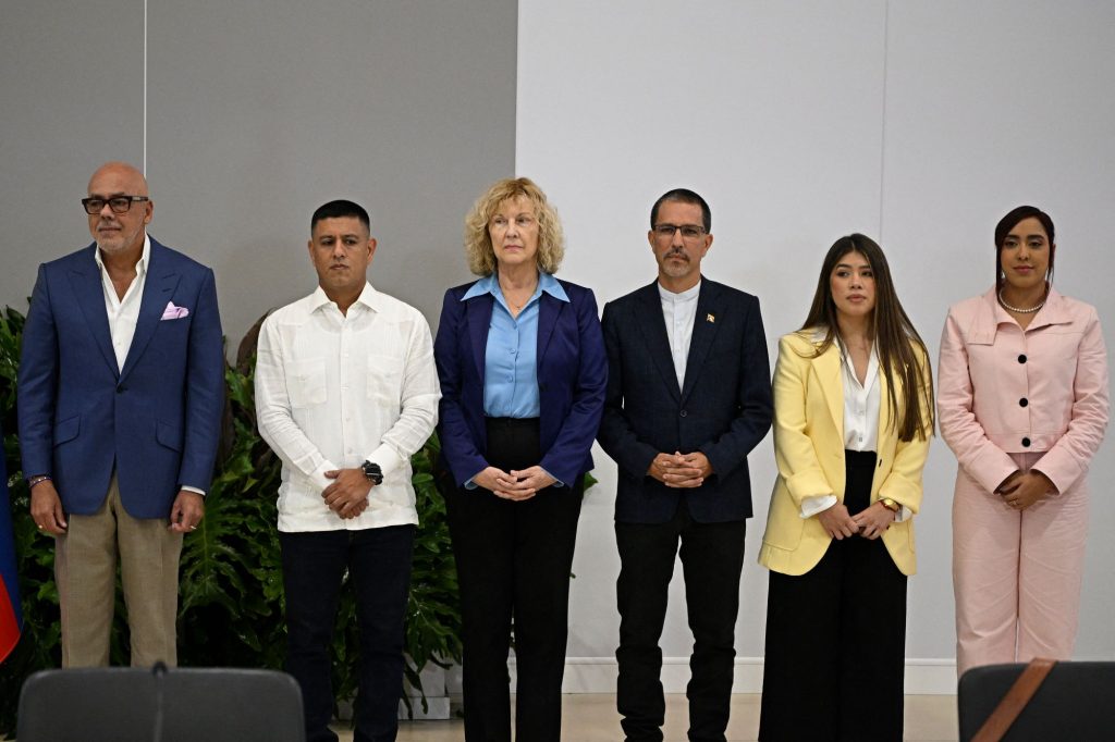(De izquierda a derecha) el presidente de la Asamblea Nacional de Venezuela, Jorge Rodríguez, y los miembros de su delegación, Pedro Infante, Ana María San Juan, Jorge Arreaza, Génesis Garvett y América Pérez, posan para una fotografía oficial antes del inicio del proceso de diálogo político de Venezuela. AFP