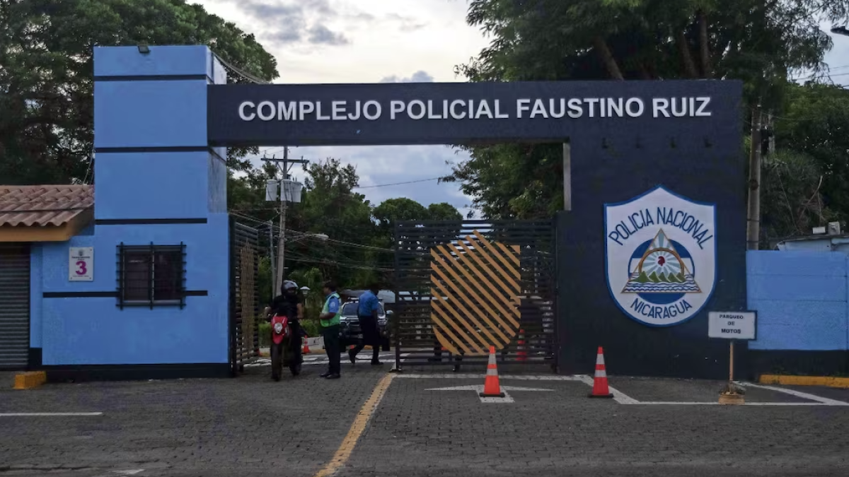 Complejo Policial Faustino Ruíz ubicado en Plaza El Sol, Managua. Tomada de Internet