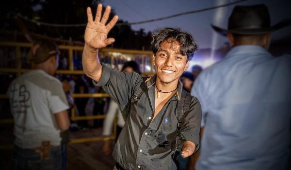 La muerte del joven que montaba toros con una sola mano