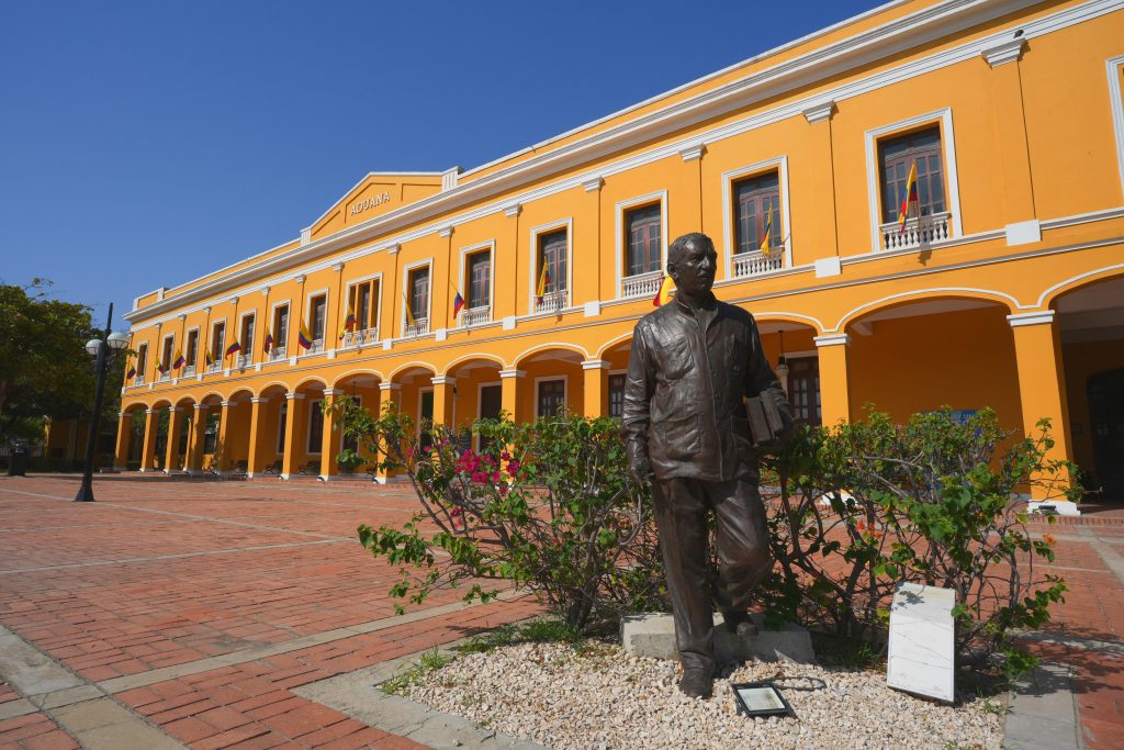 Vista de la estatua del fallecido escritor colombiano y premio Nobel Gabriel García Márquez (1927–2014), ubicada frente al histórico edificio de la Aduana, uno de los lugares alternativos elegidos por el presidente electo de Colombia, Abelardo de la Espriella, para despachar como jefe de Estado, en Barranquilla. Vanexa Romero / AFP