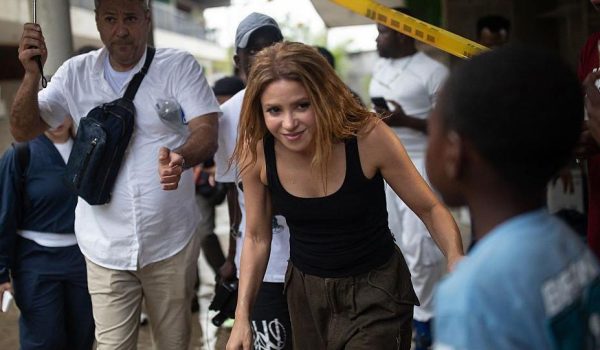 «El Chocó ha estado abandonado»: Shakira visita una de las zonas más pobres de Colombia después del terremoto y se compromete a reconstruir escuelas
