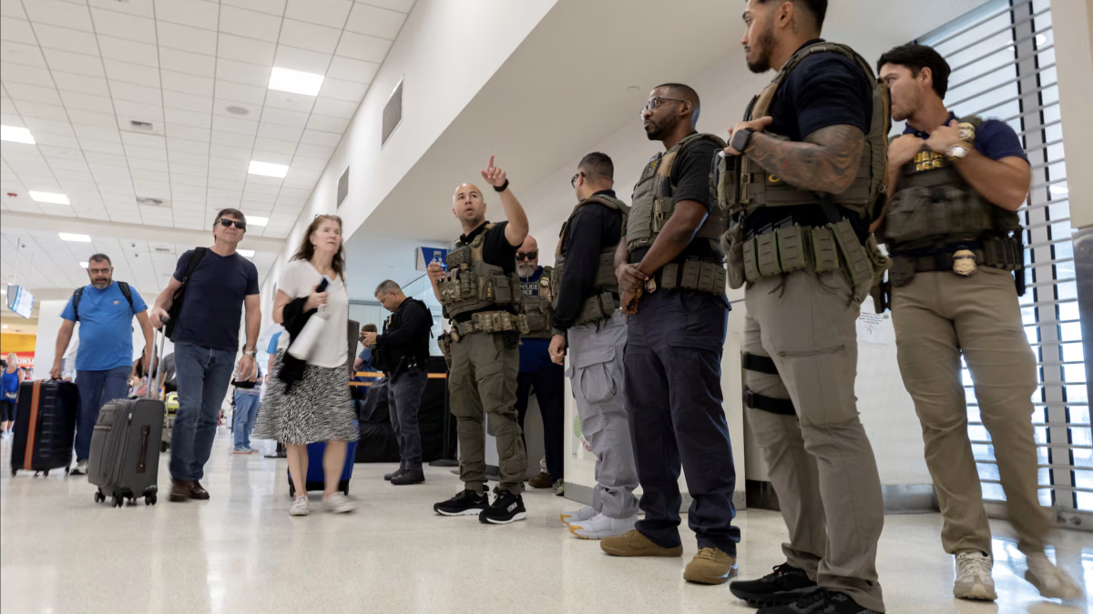Agentes de ICE en aeropuertos en EE. UU. Reuters