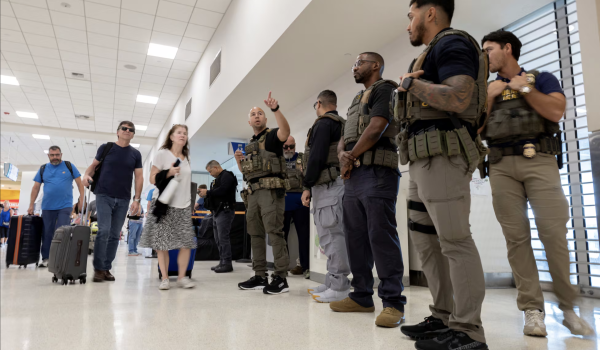 El intercambio de datos entre la TSA e ICE incrementa las detenciones de migrantes en aeropuertos de EE. UU. 