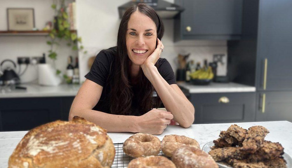 Stephen Parker / BBC Pie de foto,Preparar el pan y otros alimentos en casa ayuda a reducir los ingredientes de los ultraprocesados.