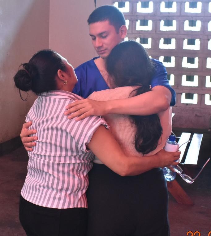 Al centro vestido de uniforme azul el criminal Edward Gaitán, condenado a prisión perpetua por asesinar a su hermano menor. Foto: Tomada del Ministerio del Interior.