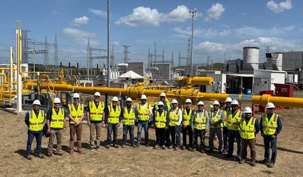 Encargado de negocios de la Embajada de EE. UU. visita las instalaciones de New Fortress Energy