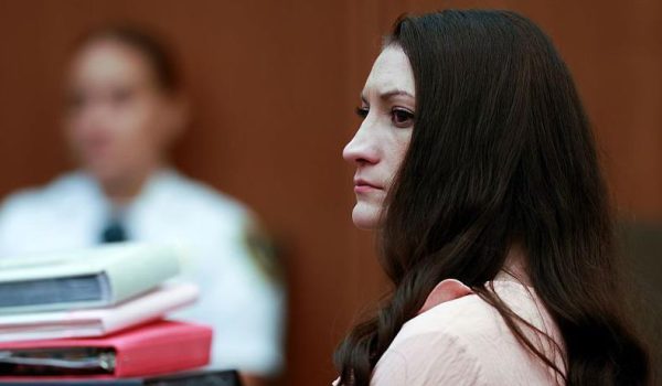 Cómo el juicio contra una madre acusada de matar a sus 3 hijos impulsa la discusión sobre la psicosis posparto en EE.UU.