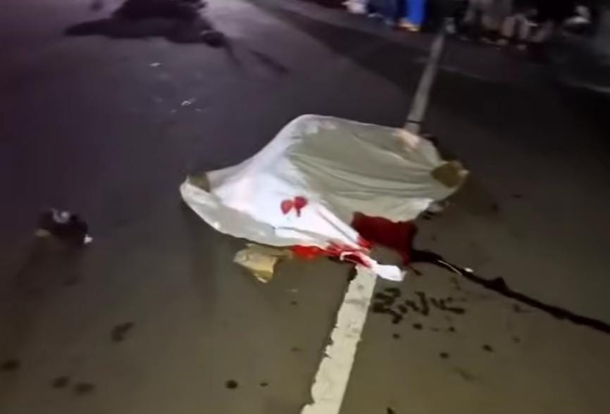 El cuerpo de Norlan Bernardo Chávez López, quedó tendido en el pavimento tras una triple colisión la noche del 12 de agosto en Managua. Foto: Ronald Rodríguez Solis/facebook.