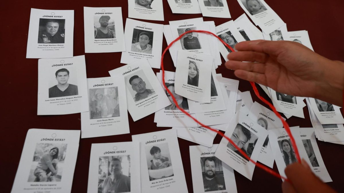 Una persona muestra imágenes de personas desaparecidas en la Ciudad de México (México). EFE/ Mario Guzmán
