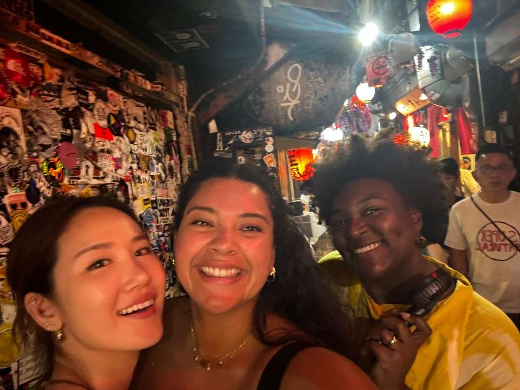 Gabriella Reyes, en el centro, con sus mejores amigas, una coreana y una afroamericana, también cantantes de ópera, con quienes ha ido a cantar en diferentes partes del mundo. LA PRENSA/ CORTESÍA
