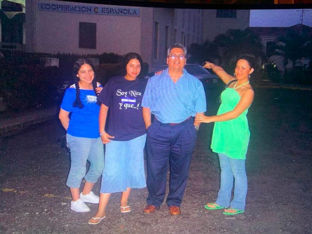En su visita a Nicaragua en 2004, Gabriella Reyes viste una camiseta en la que muestra el orgullo por ser nicaragüense. La acompañan su padre y sus dos hermanas mayores, ambas en los extremos. LA PRENSA/ CORTESÍA