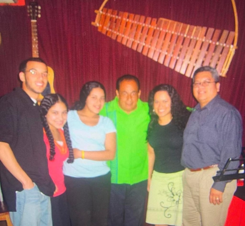Gabriella Reyes, de blusa celeste, cuando estuvo en Nicaragua en 2004 y visitó La casa de los Mejía Godoy. A la derecha está su padre, Javier Reyes. Las jóvenes de blusas negra y roja son sus hermanas mayores. En el centro, de verde, el cantautor Carlos Mejía Godoy. LA PRENSA/ CORTESÍA