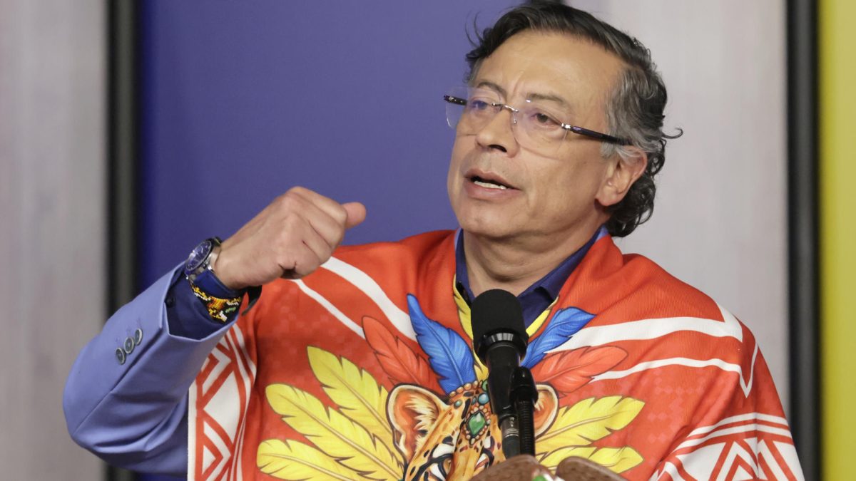 El presidente de Colombia, Gustavo Petro, habla durante una rueda de prensa este lunes, en Bogotá (Colombia). EFE/ Carlos Ortega