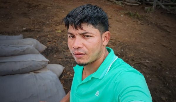 Historia del hombre que se hizo viral por pelear contra cinco y bailar luego en una tarima
