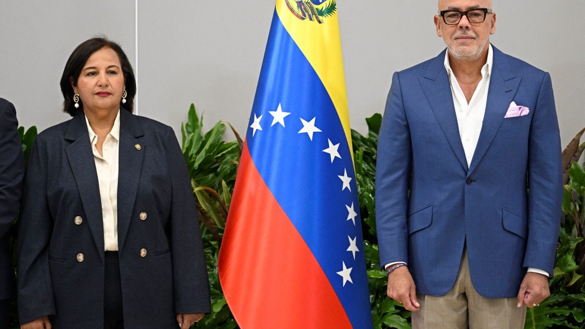 Dinorah Figuera, presidenta de la Asamblea Nacional de 2015 (en el exilio, opositora) y Jorge Rodríguez, presidente de la AN dominada por el chavismo, encabezan las delegaciones que sostendrán diálogos en Caracas. FEDERICO PARRA/AFP