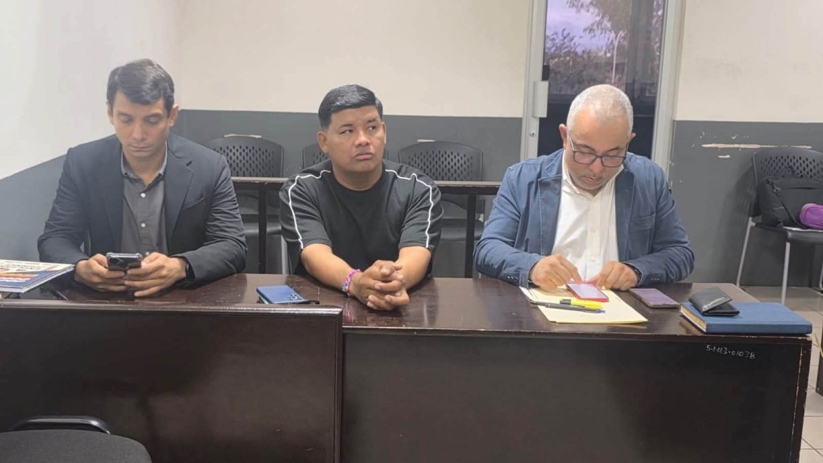 Julio Rodolfo Sánchez Angross (en el centro), mejor conocido en redes sociales como Julia Chinamo, y sus abogados en audiencia. Foto: Canal 13.