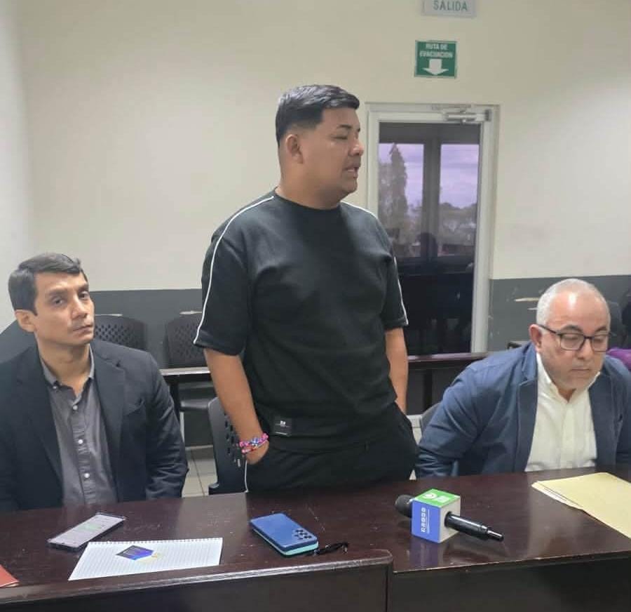 Julio Rodolfo Sánchez Angross (en el centro), mejor conocido en redes sociales como Julia Chinamo, y sus abogados en audiencia. Foto: Canal 13.