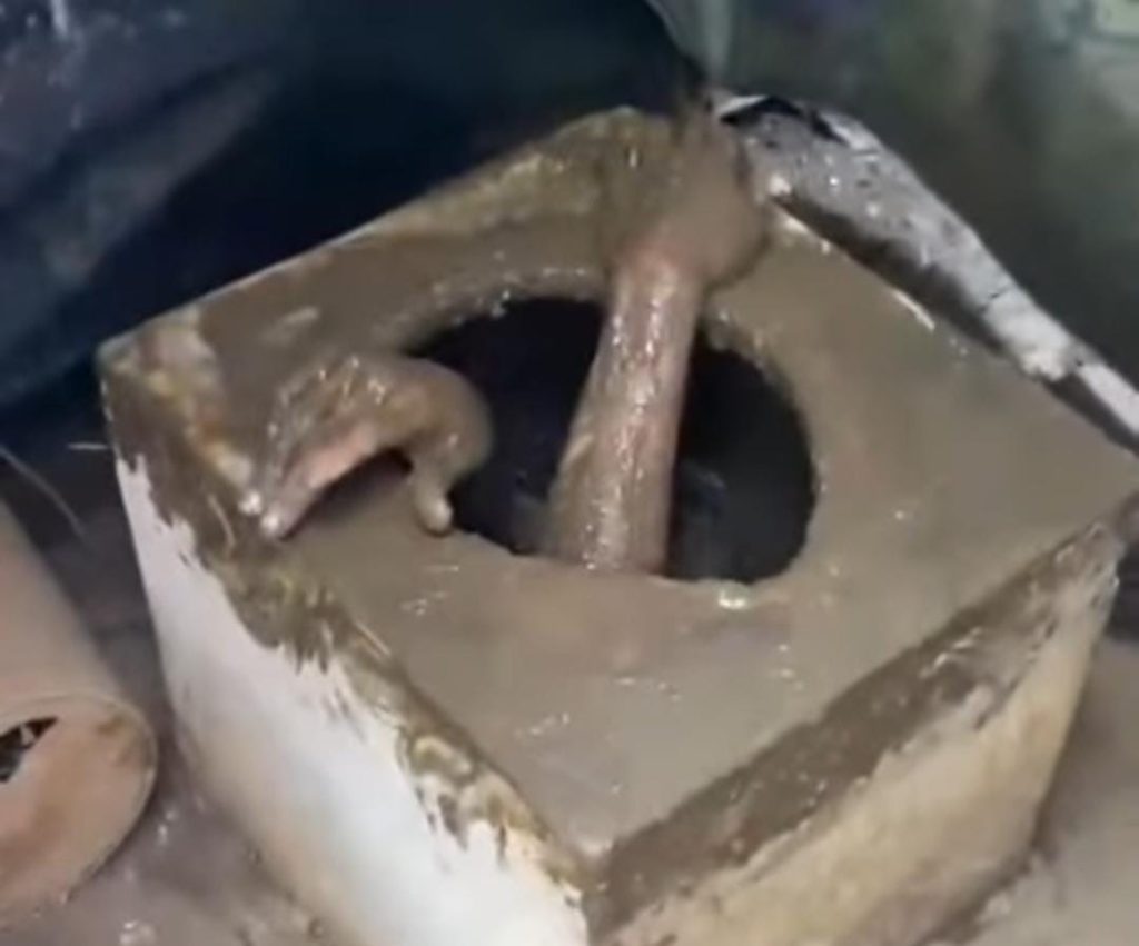 Hombre casi muere ahogado dentro de una letrina. Foto: video captura tomada de Santagermalexis/facebook.