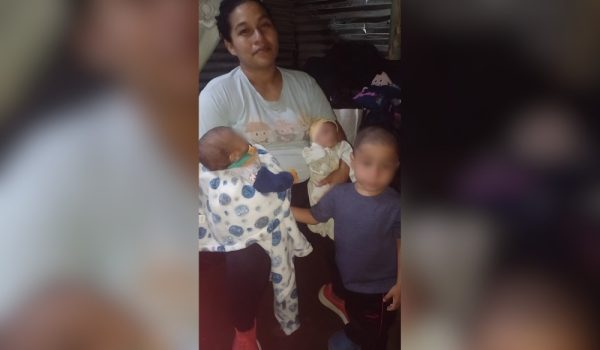 Madre de mellizos prematuros pide ayuda en Estelí; tuvo que dejar su trabajo para poder cuidar a sus hijos