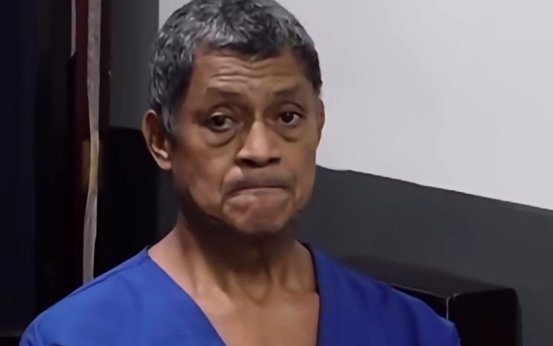 El motociclista Mario Javier Carrillo, de 63 años, es acusado por homicidio imprudente. Foto: Canal 13.