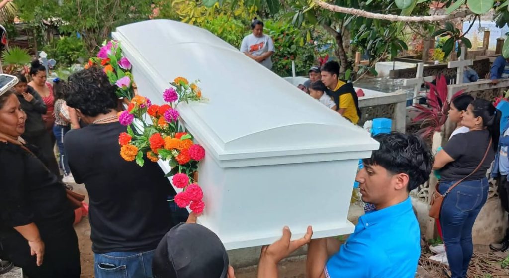 Ataúd de niña que murió ahogada presuntamente a manos de su madre, una joven de 31 años