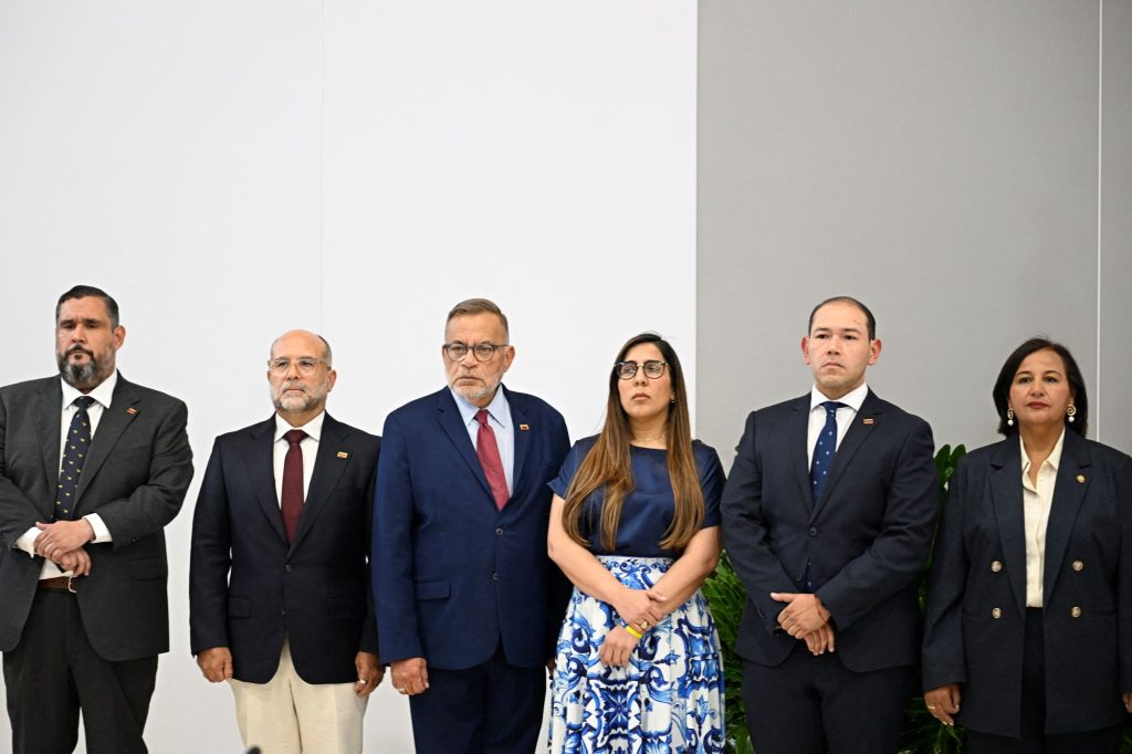La exdiputada opositora Dinorah Figuera (derecha) y los miembros de su delegación (de izquierda a derecha: Juan Miguel Matheus, Jorge Millán, Ramón López, Desiree Barboza y Marco Aurelio Quiñones) posan para una fotografía oficial antes del inicio del proceso de diálogo político de Venezuela en el Centro de Convenciones del sector La Carlota, municipio Sucre, Caracas, el 6 de agosto de 2026. AFP