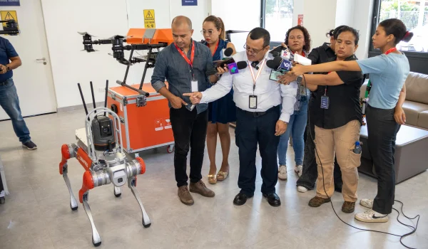 Así funcionan los drones y perros robots en el centro del Sinapred financiado por China