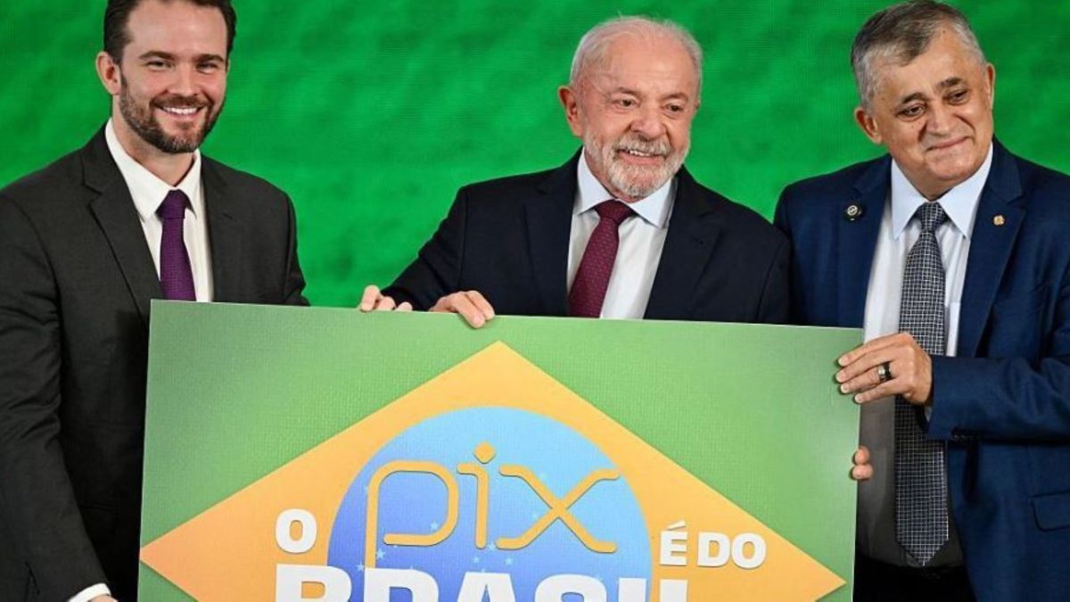 Lula defiende el sistema de pagos Pix, creado en Brasil. BBC