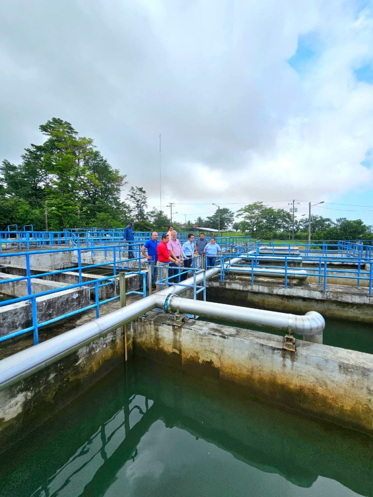 Visita de funcionarios europeos a planta potabilizadora de Bluefields. Foto: UE.