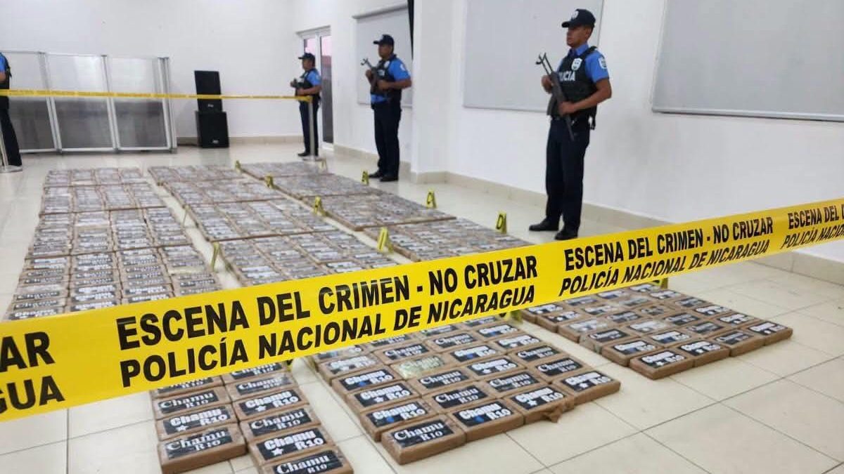 Policía Nacional presenta droga incautada proveniente de Costa Rica. Foto: La Primerísima.