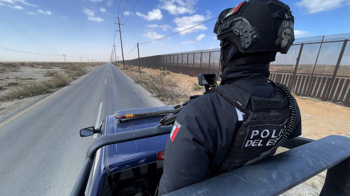Un integrante de la policía estatal durante un operativo en la frontera en Ciudad Juárez (México). Fotografía de archivo. EFE/ Luis Torres