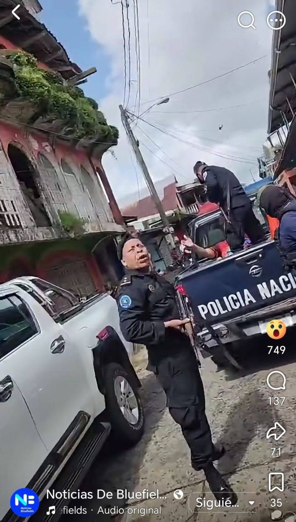 Oficial de policía ejerció violencia verbal y física en contra de familiares de un hombre detenido.