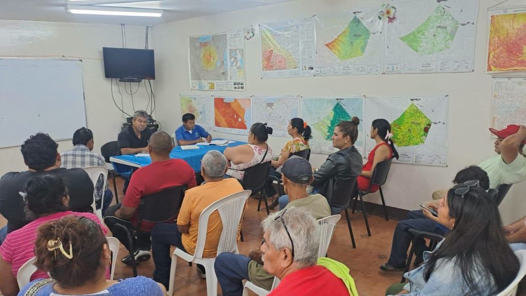 Propietarios de mototaxis de Ticuantepe se reunen con autoridades de la comuna de ese municipio. Foto: Tomada de la Alcaldía de Ticuantepe.