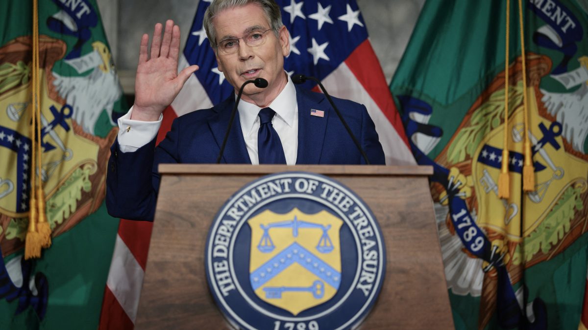 El secretario del Tesoro de Estados Unidos, Scott Bessent, en una conferencia de prensa donde anunció un nuevo conjunto de sanciones contra Irán. AFP