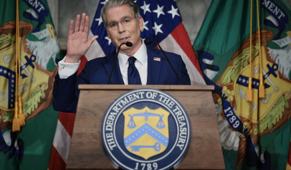 El secretario del Tesoro de Estados Unidos, Scott Bessent, en una conferencia de prensa donde anunció un nuevo conjunto de sanciones contra Irán. AFP