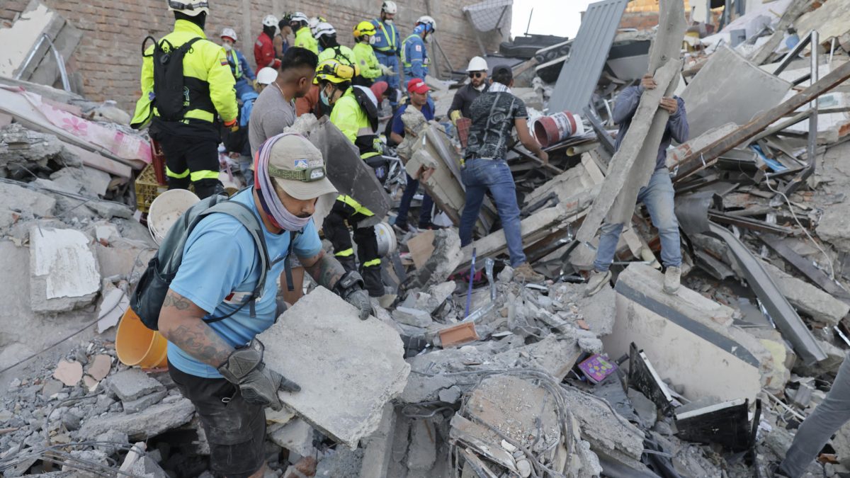 Edificios y casas afectadas este martes, tras un terremoto de magnitud 7,4 que sacudió al país, en Pereira (Colombia). EFE/ Carlos Ortega