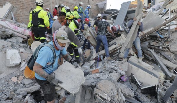 Al menos 240 muertos en cuatro regiones de Colombia por el terremoto
