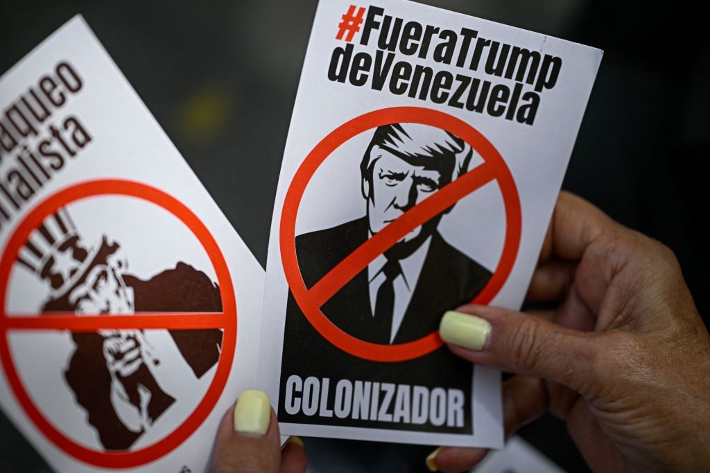 Panfletos antimperialistas son distribuidos en una mitin de izquierdistas radicales en Caracas. FEDERICO PARRA/AFP