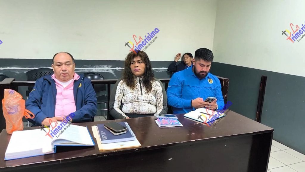Elizabeth Aracely Franks Davis (en medio) presente en la audiencia judicial tras ser acusada por violencia doméstica o intrafamiliar en Managua. Foto: La Primerísima/Facebook.